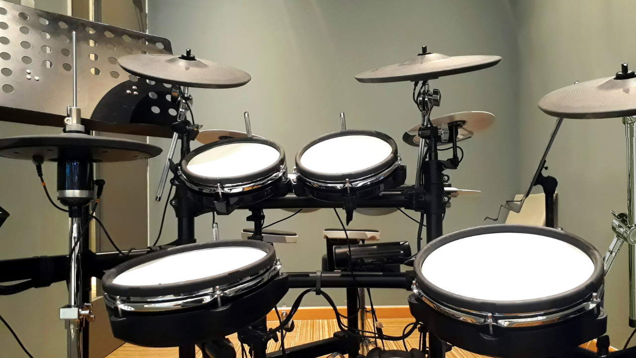 Alesis Strike Pro SE vs Roland TD-27KV  – Laquelle est la meilleure ?