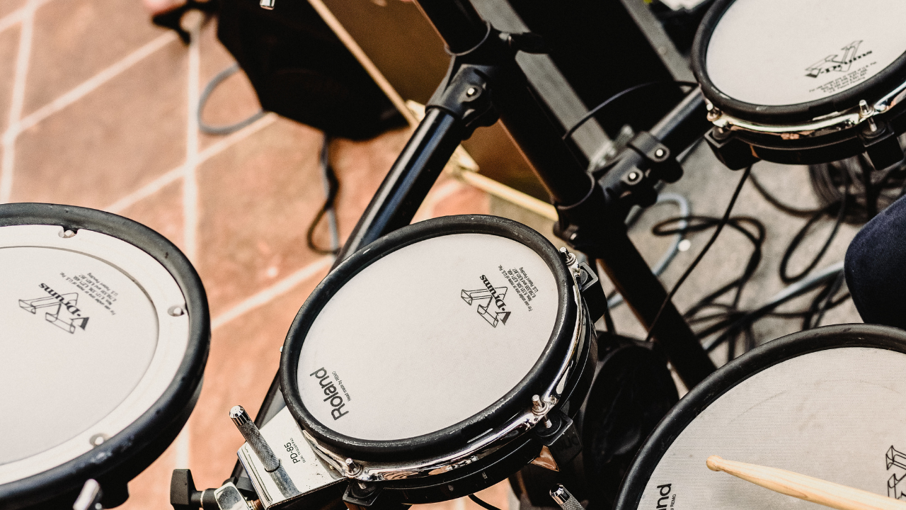 5 méthodes pour transformer votre batterie électronique en acoustique